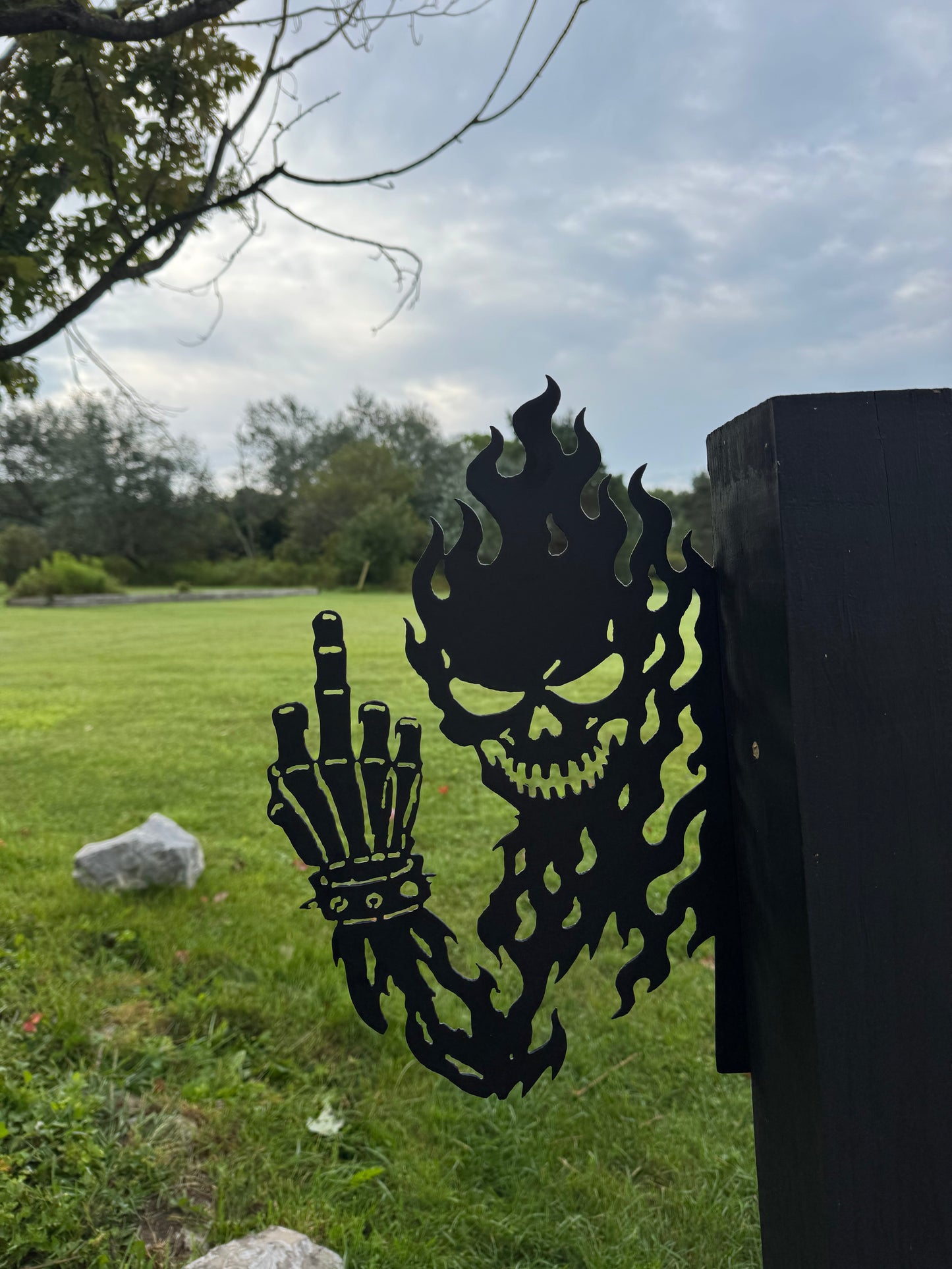 Metal Peaking Skull Flip Off Sign
